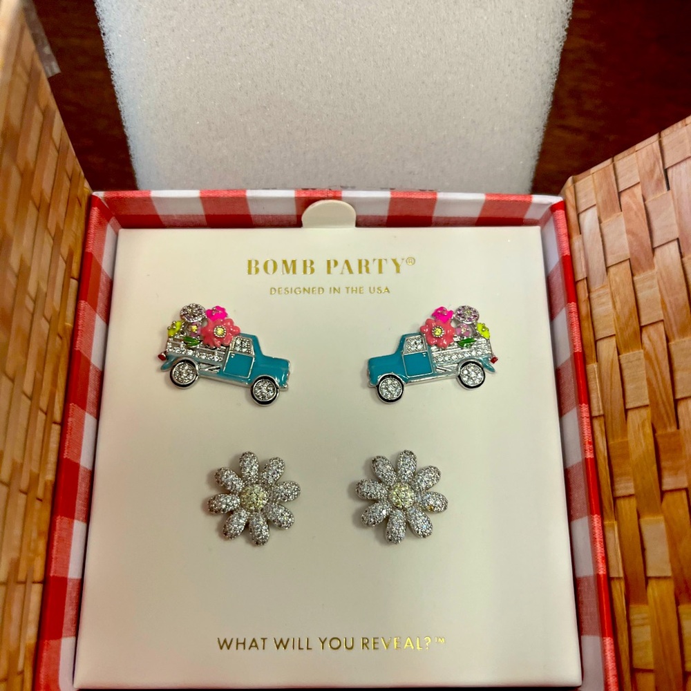 Bomb Party Market Fresh trucks 🛻 and daisies🌼